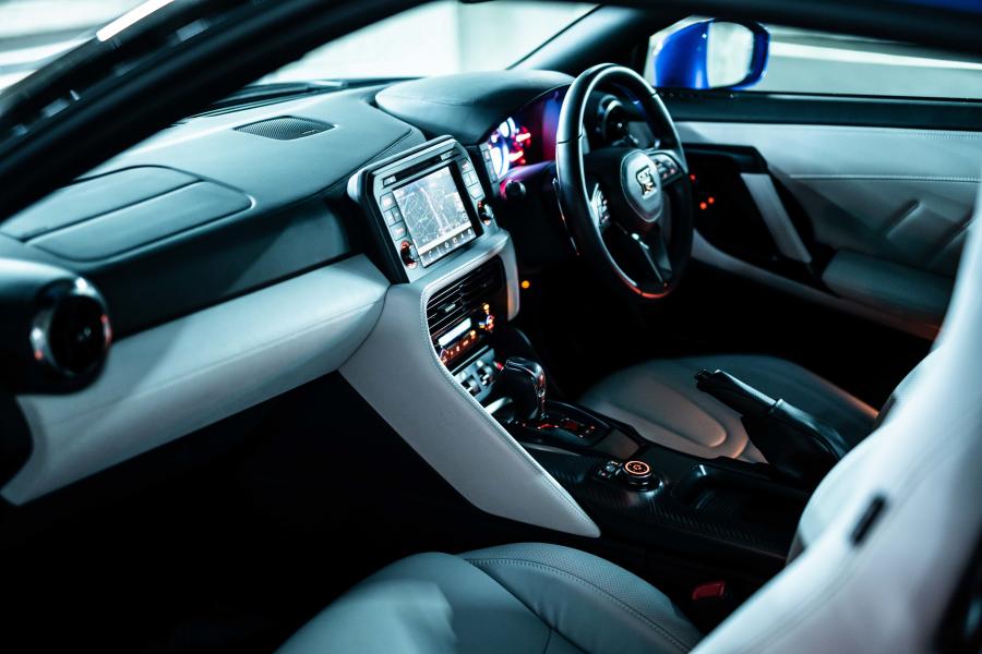 Интерьер Nissan GT-R 50th Anniversary (R35) 2019 года  (JP) (фото 37 из 41)